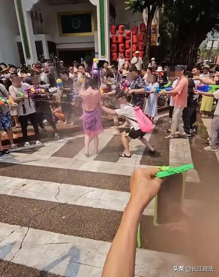 被撕扯雨衣女生回应,究竟是怎么一回事?